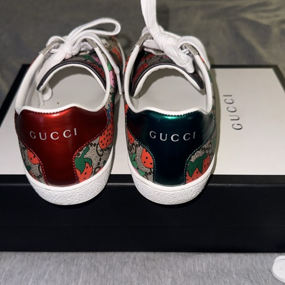 GUCCI Signature Strawberry 🍓 lace ups (34.5 Medium/US Size 5). - Picture 3 of 8